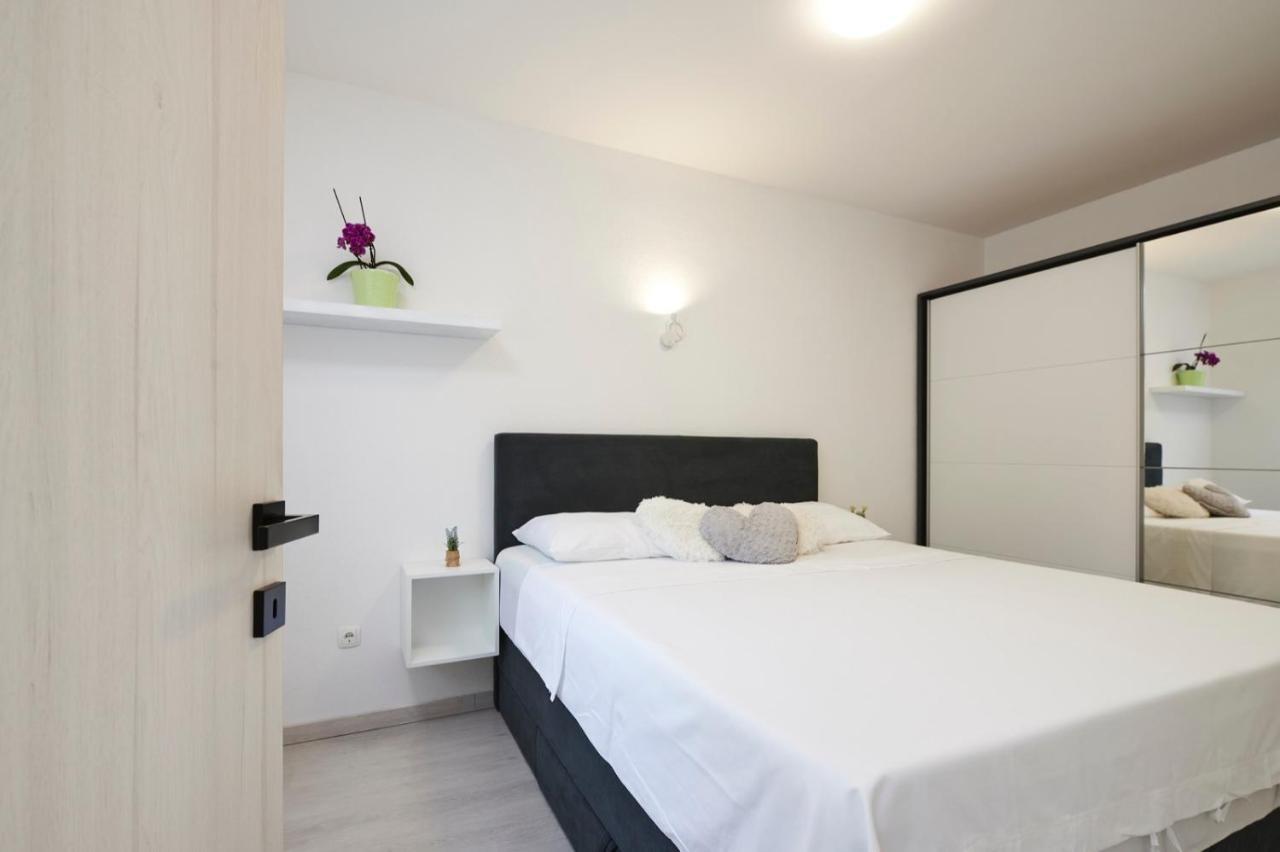 Apartment Josip Ciovo โตรกีร์ ภายนอก รูปภาพ